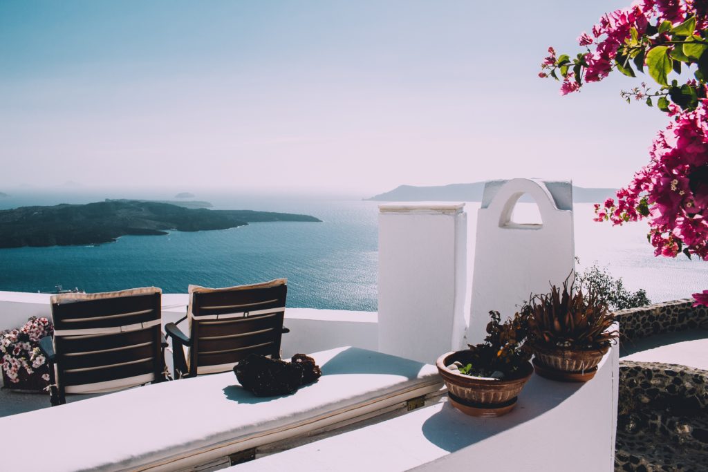 Want to own a vacation property and generate income from it?! Here's your guide to vacation rentals. investing real estate | real estate investing | vacation property | investment property | airbnb