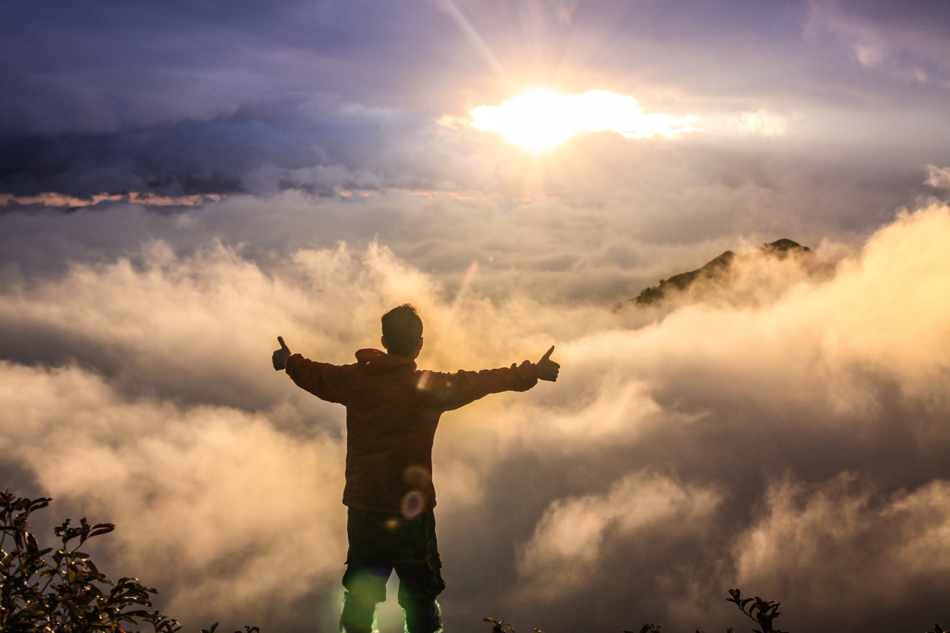 If you want to thrive during the upcoming recession, you need this recession-proof real estate agent checklist! #realtorlife